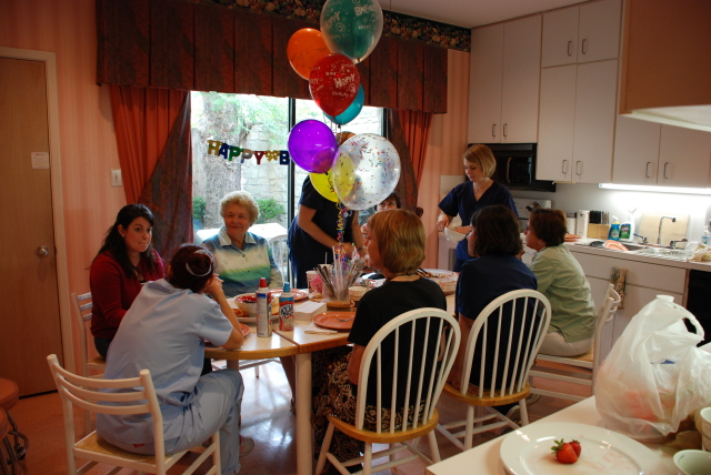 2008/07(July)/04(Gyn1cs)/640x480_2008-07-16 11-12-6-Mary-Rita-Birthday.JPG